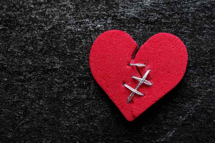 Beziehung retten: ein zusammengenähtes Herz