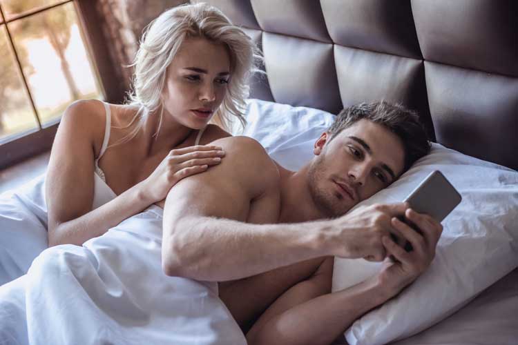 Emotionales Fremdgehen: Ein Mann und eine Frau liegen im Bett
