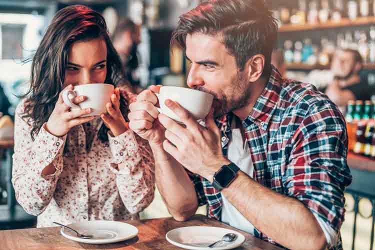 Erstes Date: Ein Mann und eine Frau im Café mit Kaffee