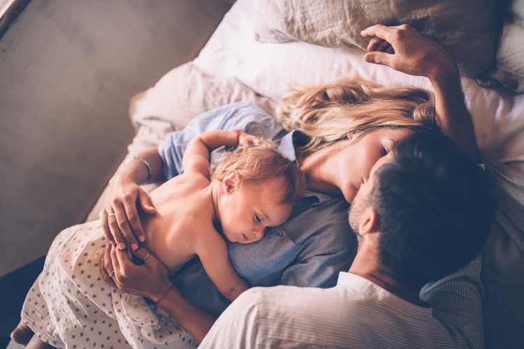 Geschlechtsverkehr nach der Geburt: Ein Elternpaar küsst sich
