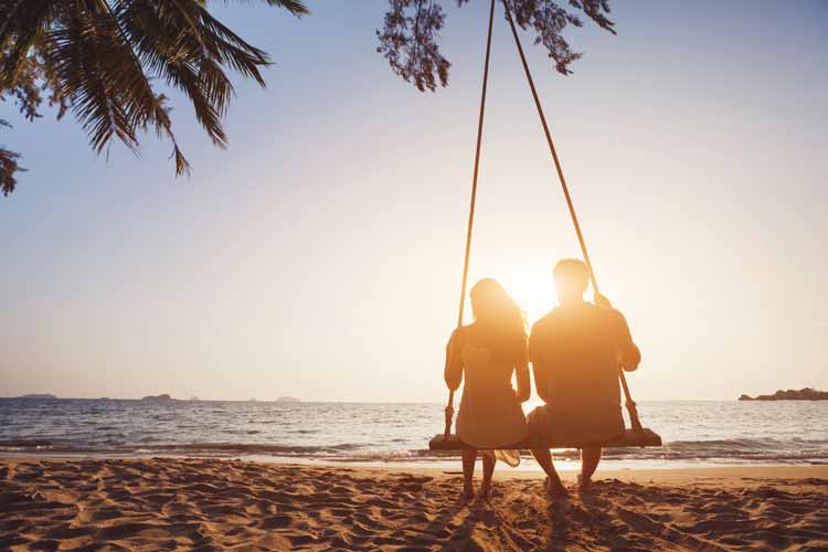 Wahre Liebe: Ein Paar auf einer Schaukel am Strand